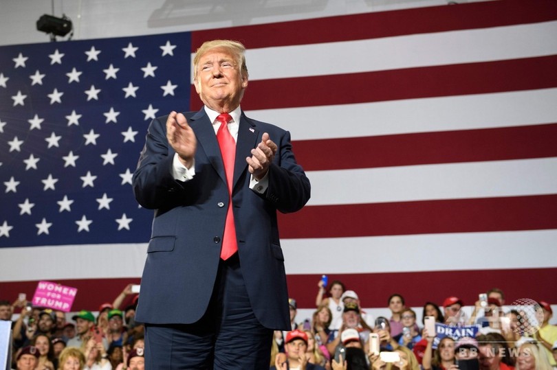 トランプ大統領がNFL選手を新たに非難、「起立しないなら給与差し止めだ」 トランプ大統領がNFL選手を新たに非難、「起立しないなら給与差し止めだ」