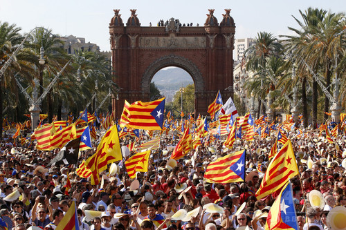カタルーニャ州政権、住民投票で支持得れば「直ちに」独立の意向 カタルーニャ州政権、住民投票で支持得れば「直ちに」独立の意向