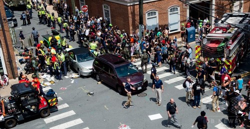 米で白人主義者らと反対派が衝突、車突入などで3人死亡 35人負傷 米で白人主義者らと反対派が衝突、車突入などで3人死亡 35人負傷