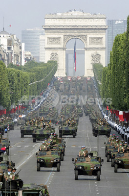 フランス新防衛戦略、テロ焦点に軍大幅再編へ フランス新防衛戦略、テロ焦点に軍大幅再編へ