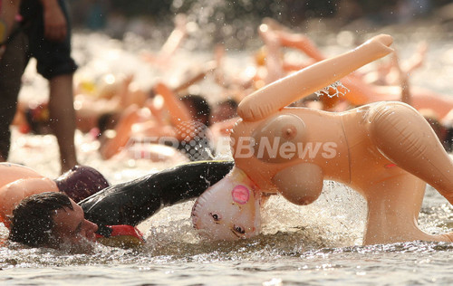 ダッチワイフと泳ぐ水泳大会、参加者800人超 ロシア