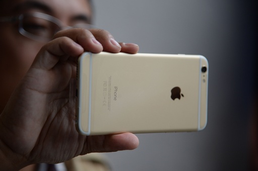 アップル、iOS不具合で謝罪 新iPhoneの湾曲は「まれ」と弁明