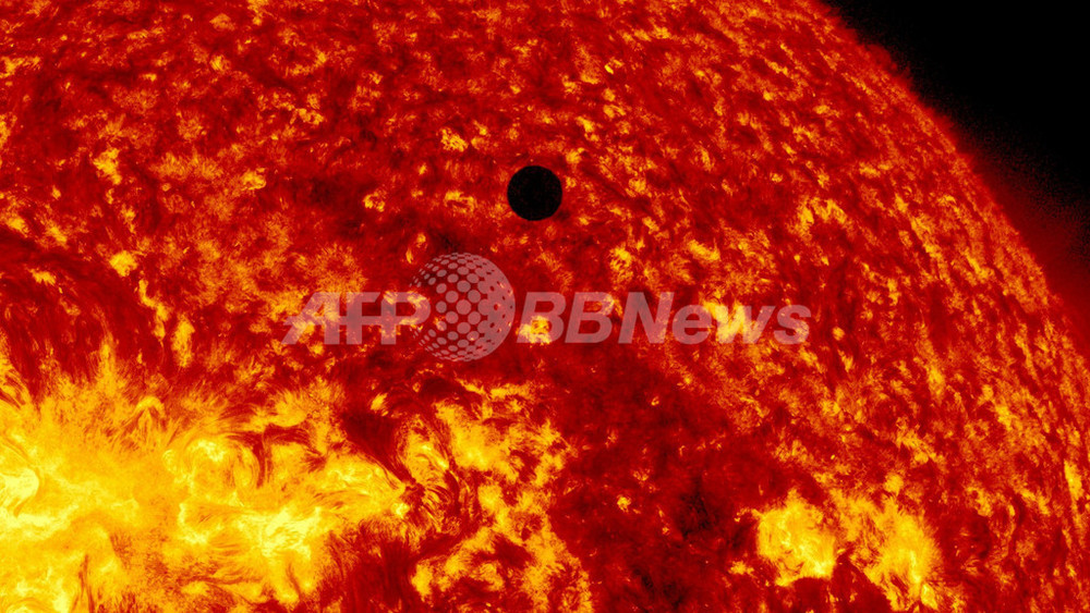 観測衛星がとらえた金星の太陽面通過NASA 写真1枚 国際ニュースAFPBB News