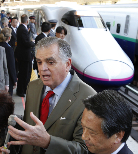 米運輸長官、新幹線の連結作業に「拍手」 東京駅