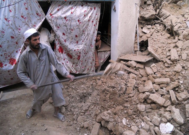 アフガン地震、パキスタン中心に死者277人 学校で生徒圧死事故も 写真13枚 国際ニュース:AFPBB News