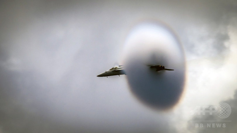 戦闘機の超高速飛行で円すい型の雲、米海軍が決定的瞬間を公開 戦闘機の超高速飛行で円すい型の雲、米海軍が決定的瞬間を公開