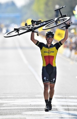 ジルベールがツール・デ・フランドル制覇、自転車を掲げてフィニッシュ ジルベールがツール・デ・フランドル制覇、自転車を掲げてフィニッシュ