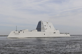 米海軍の最新鋭駆逐艦がパナマ運河で故障、えい航される 米海軍の最新鋭駆逐艦がパナマ運河で故障、えい航される
