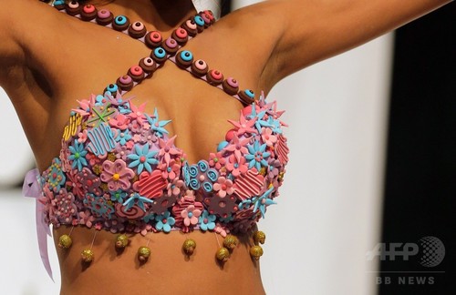 セクシーなチョコレートドレスも披露、レバノンで食の祭典開幕 セクシーなチョコレートドレスも披露、レバノンで食の祭典開幕