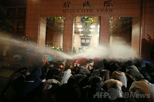 内閣占拠のデモ隊を放水で排除、台湾警察