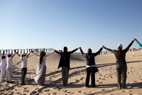 メキシコ、砂漠でヨガ