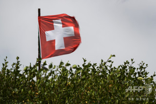 「異性と握手しない」イスラム教徒男女の国籍取得認めず、スイス 「異性と握手しない」イスラム教徒男女の国籍取得認めず、スイス