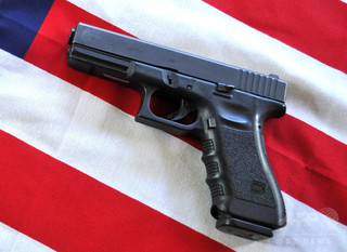 銃愛好家の米女性、4歳息子の誤射で重傷 フロリダ 銃愛好家の米女性、4歳息子の誤射で重傷 フロリダ