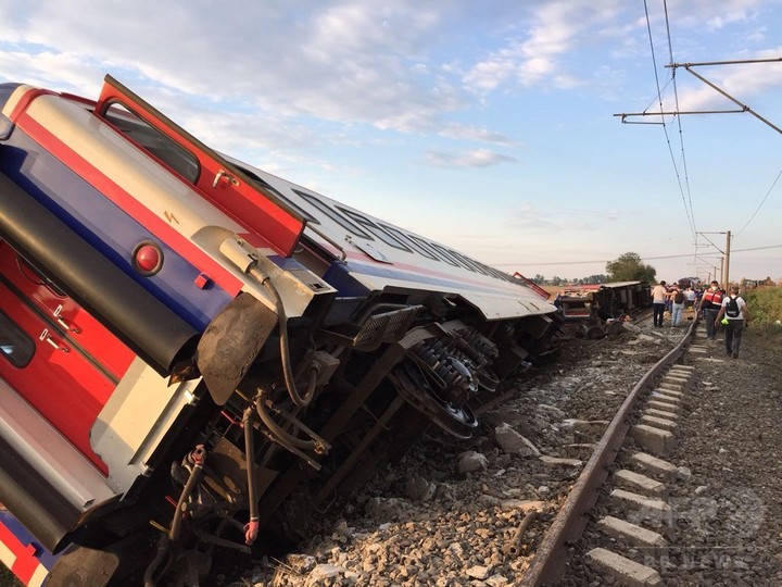トルコで列車脱線、24人死亡 雨で線路下の土流出か トルコで列車脱線、24人死亡 雨で線路下の土流出か