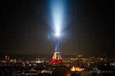 パリ同時襲撃から10年 国旗色のエッフェル塔が犠牲者追悼