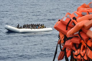 地中海で移民船を集中救助、2日間で6000人救う 伊沿岸警備隊 地中海で移民船を集中救助、2日間で6000人救う 伊沿岸警備隊