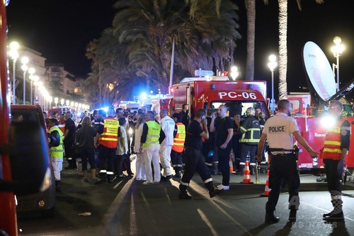 仏ニースで歩道にトラック突入、70人超死亡 テロ事案として捜査 仏ニースで歩道にトラック突入、70人超死亡 テロ事案として捜査