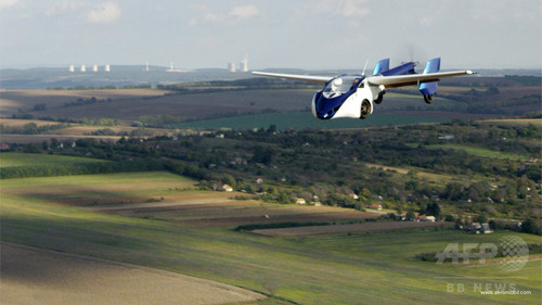 空飛ぶ車「AeroMobil」、モーターショーに登場 空飛ぶ車「AeroMobil」、モーターショーに登場