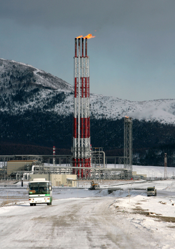 麻生首相が露サハリン訪問、露大統領とLNG工場の稼動式典に出席