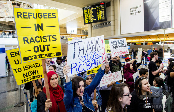 移民22人、極寒のなか米国から歩いてカナダへ 入国禁止令を懸念