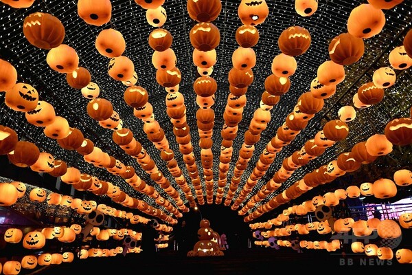 かぼちゃのランタンのトンネル、中国でもハロウィーン