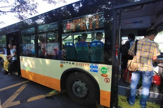 中国の大学副教授、バスの中で突然死 勤務中かどうかで裁判に 中国の大学副教授、バスの中で突然死 勤務中かどうかで裁判に