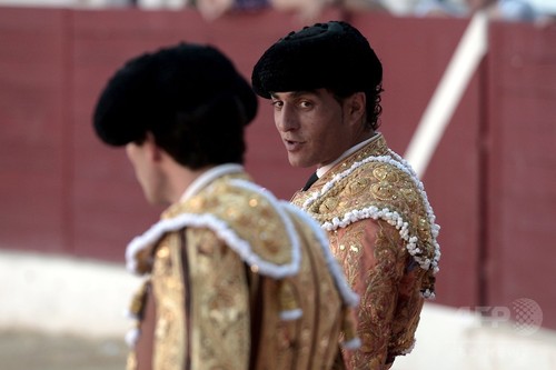 スペインの人気闘牛士、牛に角で刺されて死亡 フランス スペインの人気闘牛士、牛に角で刺されて死亡 フランス