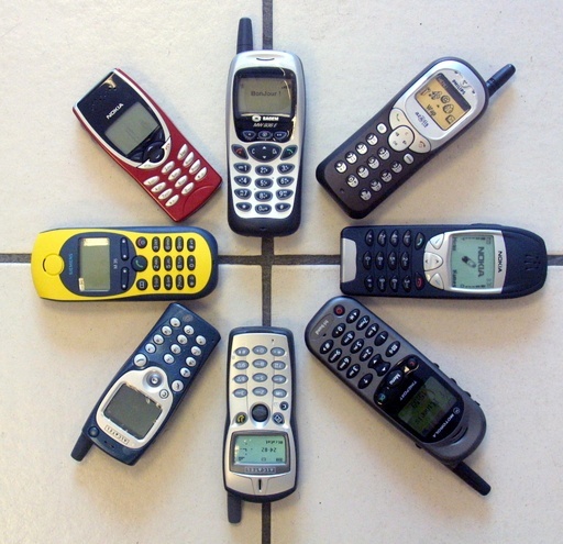 携帯電話誕生から40年、史上初モデルは重さ1キロ