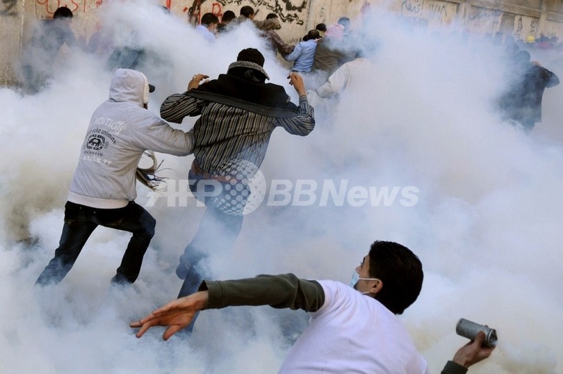 エジプト暫定内閣が総辞職の意向、デモ隊と警官隊の衝突は3日目に