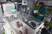 ガザ空爆で瀕死の母親から女児誕生 医師「奇跡」