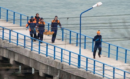 ロシア軍用機が黒海に墜落、92人搭乗 4人の遺体を収容 ロシア軍用機が黒海に墜落、92人搭乗 4人の遺体を収容