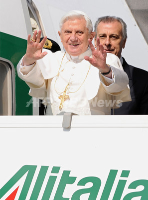 ローマ法王、「コンドームはエイズの解決策ではない」 ローマ法王、「コンドームはエイズの解決策ではない」