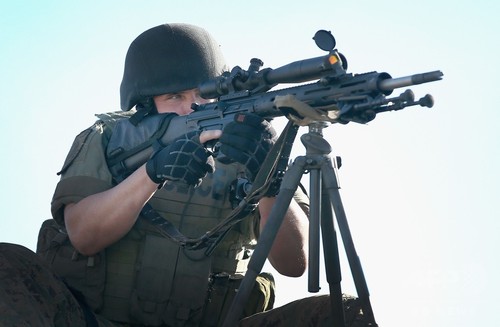 アサルトライフルを持つ警官、米警察の過剰な軍事化 アサルトライフルを持つ警官、米警察の過剰な軍事化