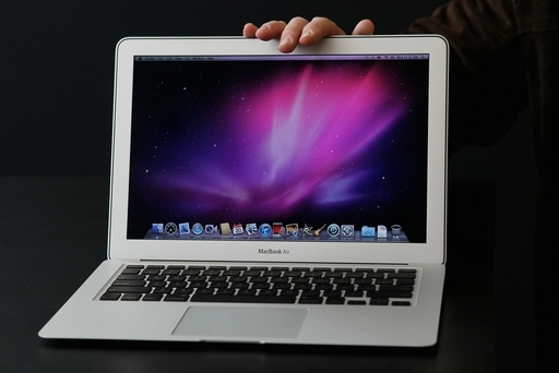 アップル、新型「MacBook Air」を発売 マルチタッチに対応