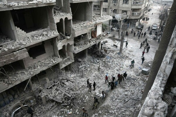 シリア首都近郊に政府側が空爆 子供4人含む民間人17人死亡