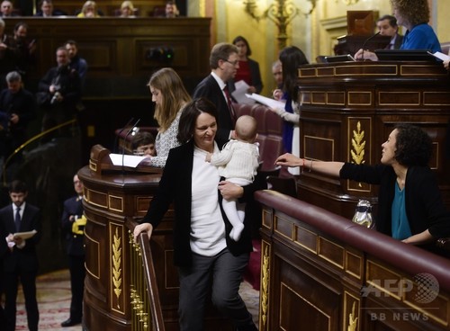 生後5か月の赤ちゃん連れ登院、スペイン議員に賛否両論 生後5か月の赤ちゃん連れ登院、スペイン議員に賛否両論
