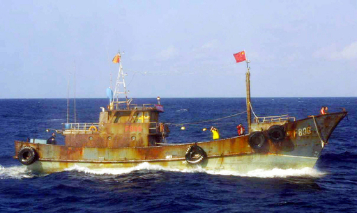 尖閣沖に中国の調査船、海上保安庁巡視船の警告を無視 - 東京