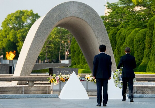 オバマ米大統領、広島・平和記念公園に到着 花輪ささげる