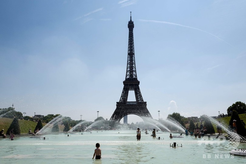 猛暑のフランス、噴水や海辺に涼を求める人たち 猛暑のフランス、噴水や海辺に涼を求める人たち