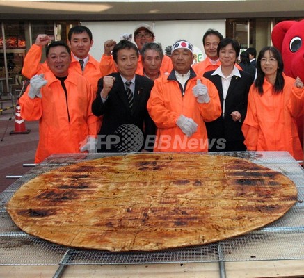 目指せギネス記録、千葉県印西市のジャンボせんべい 目指せギネス記録、千葉県印西市のジャンボせんべい
