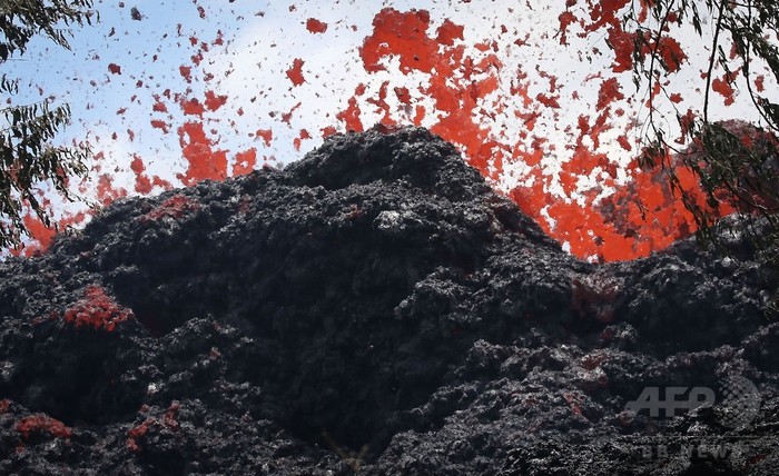 キラウエア火山、亀裂から噴き出す溶岩 爆発的噴火の可能性も キラウエア火山、亀裂から噴き出す溶岩 爆発的噴火の可能性も