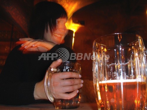 女性のアルコール依存症、脳へのダメージは男性より3倍早い 女性のアルコール依存症、脳へのダメージは男性より3倍早い