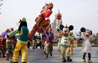 上海ディズニー、7~15%値上げ 来年6月から 上海ディズニー、7~15%値上げ 来年6月から