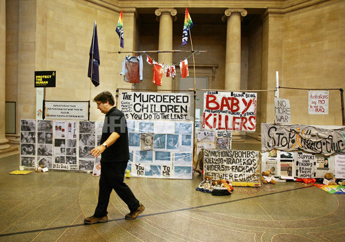 2007年度の英現代美術賞受賞作は、対テロ政策への抗議を表現したアート 2007年度の英現代美術賞受賞作は、対テロ政策への抗議を表現したアート
