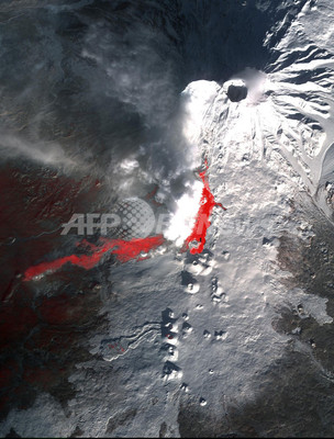 雪の火山から流れる溶岩、カムチャッカ半島 雪の火山から流れる溶岩、カムチャッカ半島