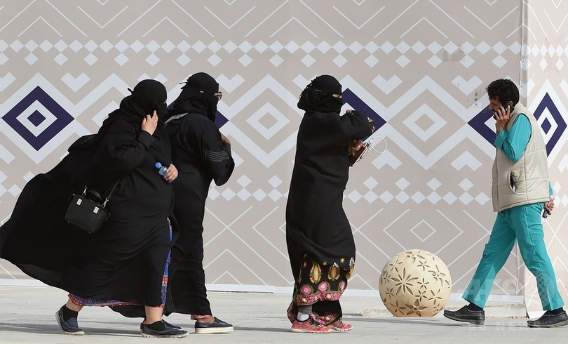 「女性へのアバヤ着用義務付け、必要ない」 サウジの高位聖職者が発言 「女性へのアバヤ着用義務付け、必要ない」 サウジの高位聖職者が発言