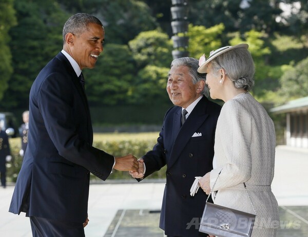 皇居でオバマ大統領の歓迎式典、両陛下と笑顔で握手