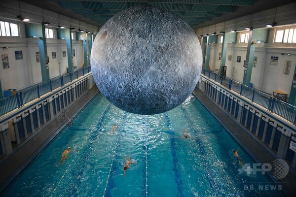 これぞ月光浴、プールの上に巨大な月のアート作品 仏