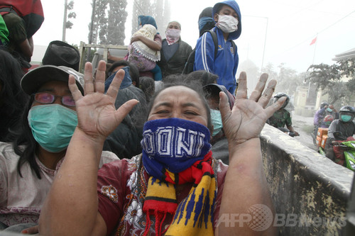 インドネシア・ジャワ島の火山噴火、2人死亡 インドネシア・ジャワ島の火山噴火、2人死亡