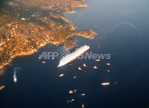 イタリア沖の大型客船座礁、船長を拘束 41人不明 イタリア沖の大型客船座礁、船長を拘束 41人不明